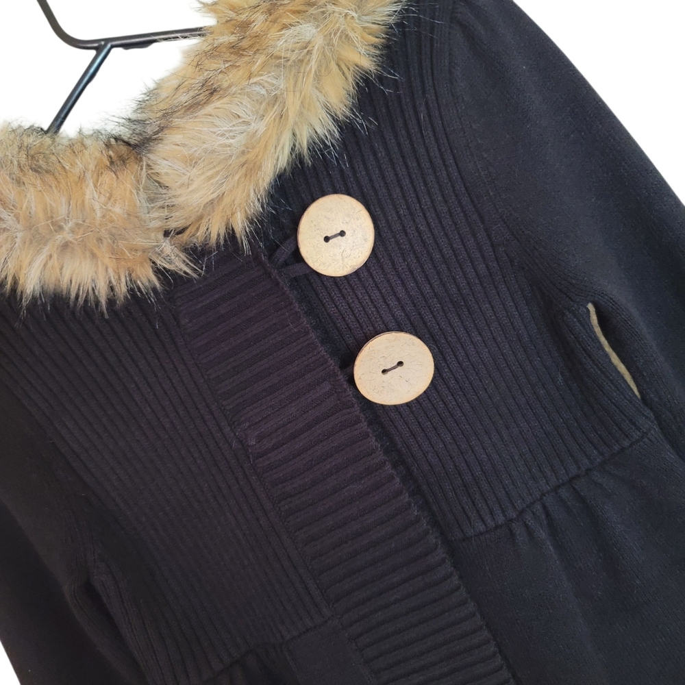 Black Sweater with Faux Fur Collar SIZE (M) - Picture 3 of 3
